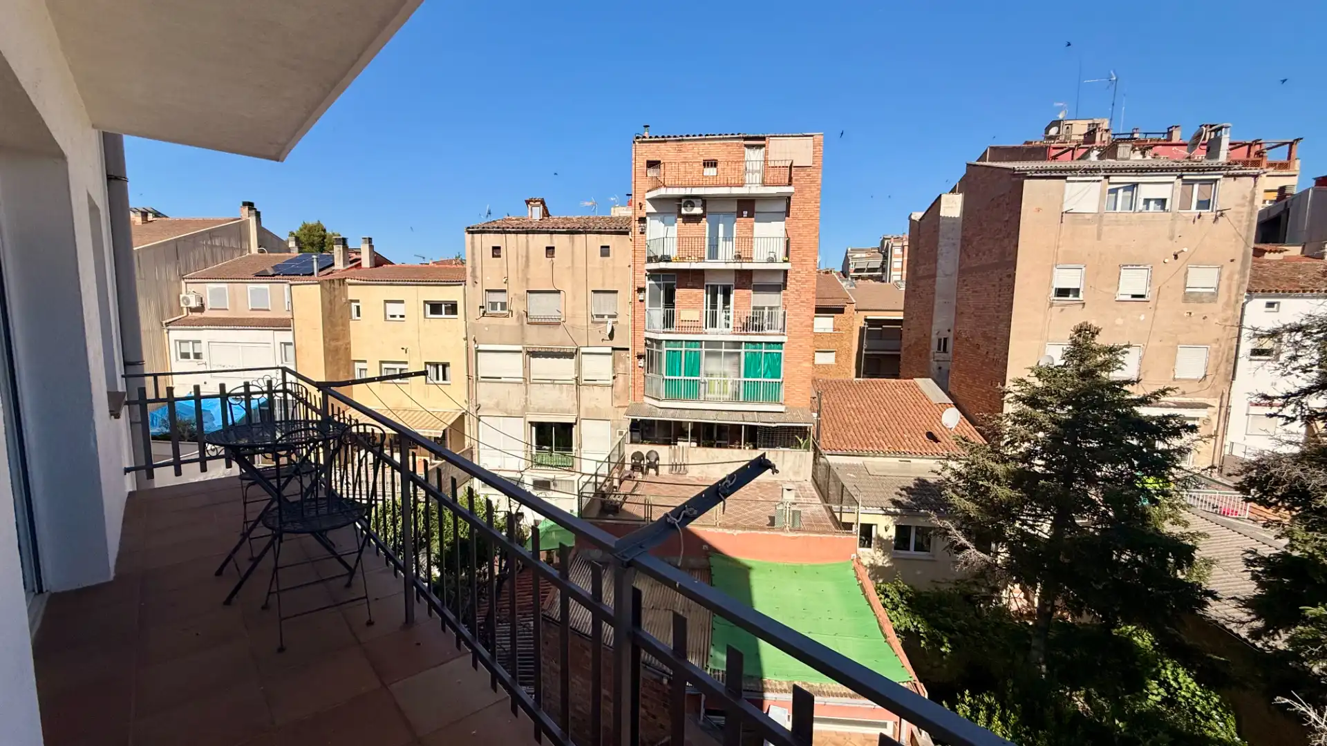 Vista exterior de Piso en venta en Manresa con Calefacción, Parquet y Balcón