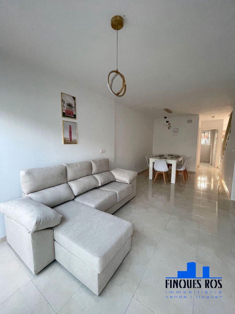 Sala d'estar de Casa adosada en venda en Vinaròs amb Aire condicionat, Parquet i Terrassa