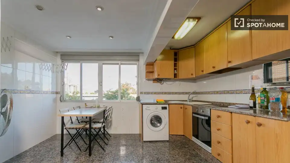 Cocina de Piso de alquiler en Valencia con Aire acondicionado, Calefacción y Amueblado