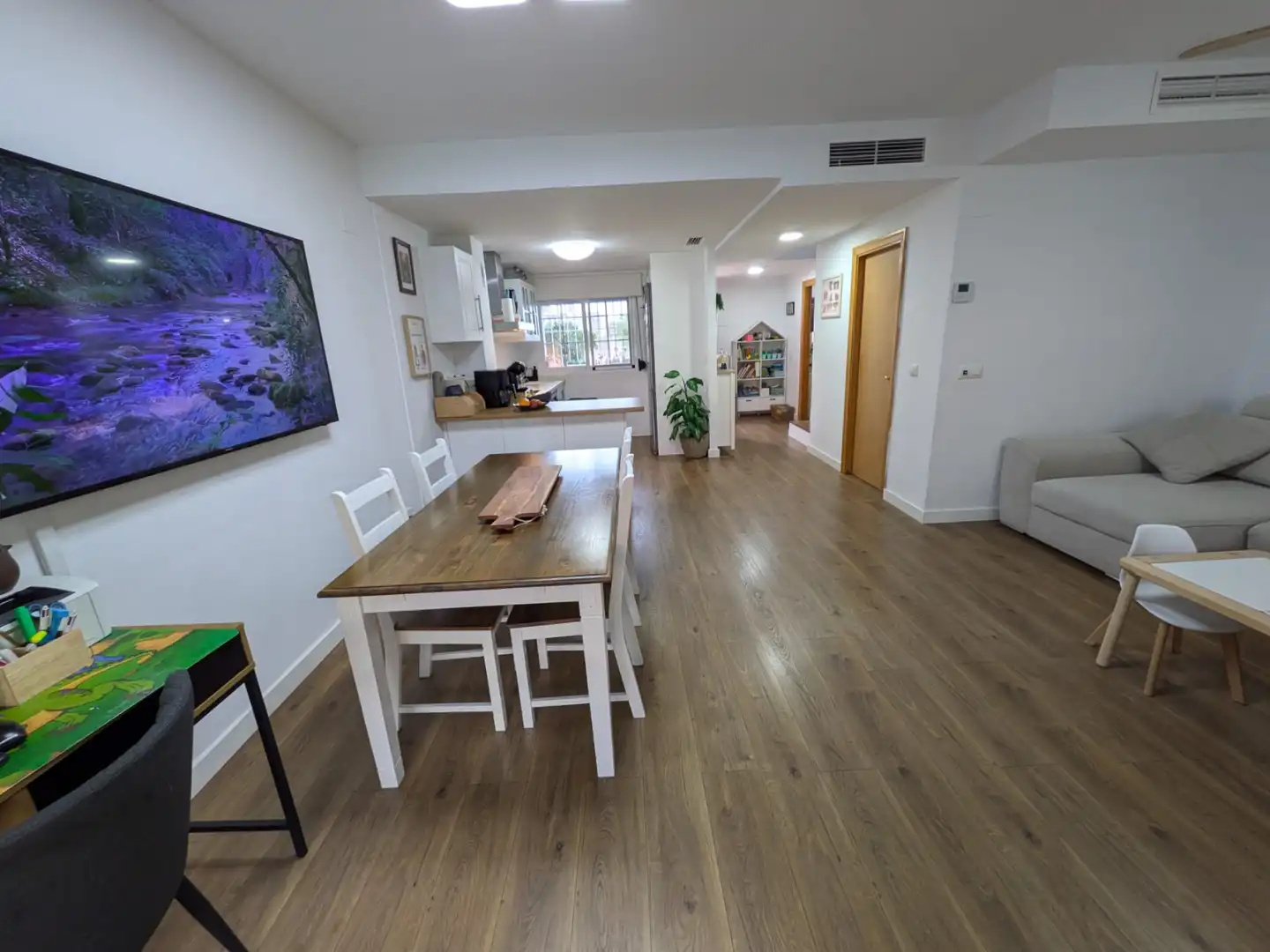 Comedor de Casa adosada en venta en La Pobla de Vallbona con Aire acondicionado, Calefacción y Jardín privado
