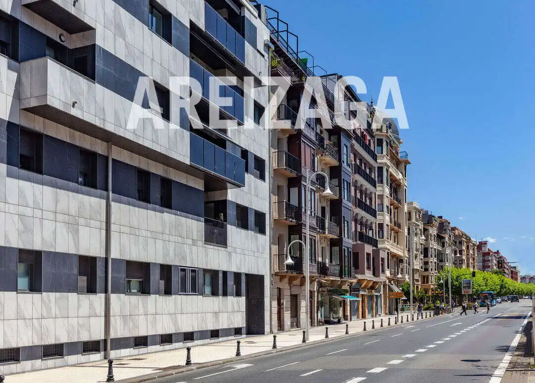 Außenansicht von Wohnung zum Verkauf in Donostia - San Sebastián  mit Heizung und Balkon