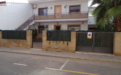 Vista exterior de Casa adosada en venda en Rafelbuñol / Rafelbunyol amb Aire condicionat, Calefacció i Jardí privat