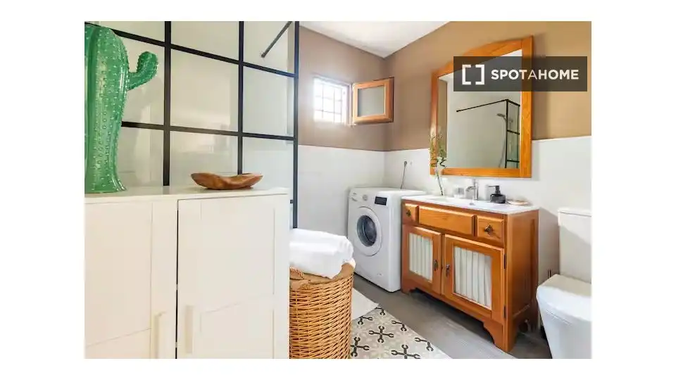 Bathroom of Flat for rent in Torrent  with Air Conditioner, Heating and Furnished