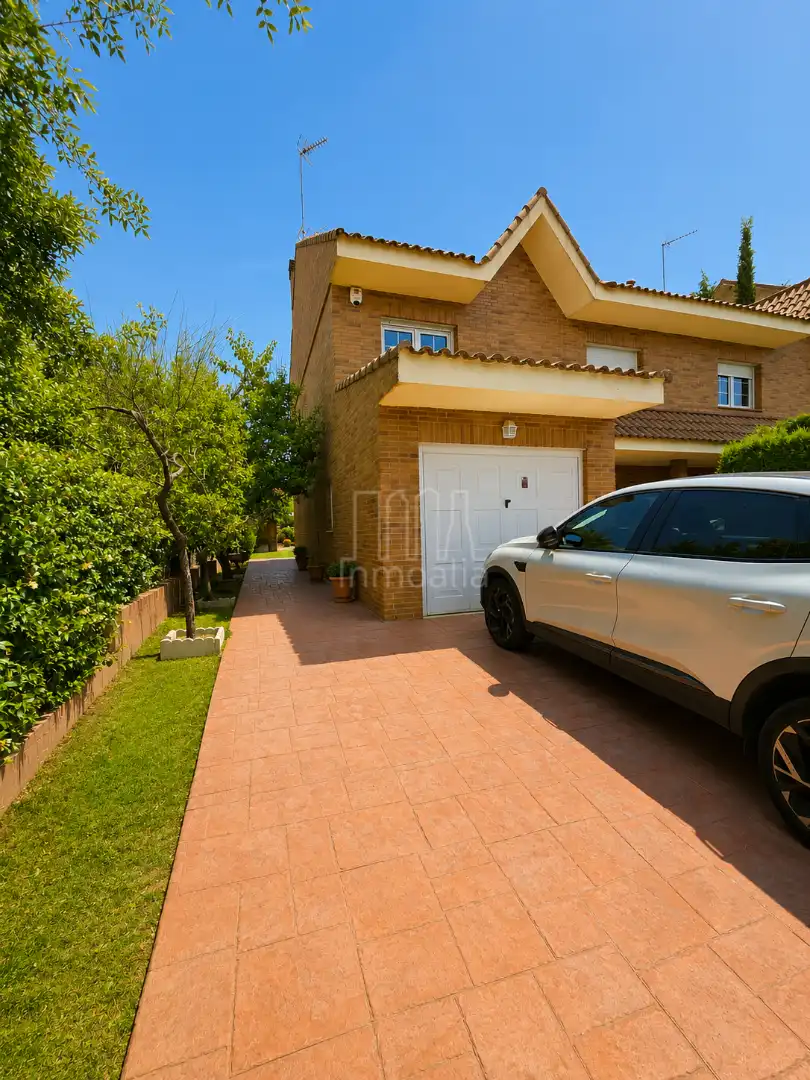 Aparcament de Casa adosada en venda en Collado Villalba amb Aire condicionat, Calefacció i Jardí privat