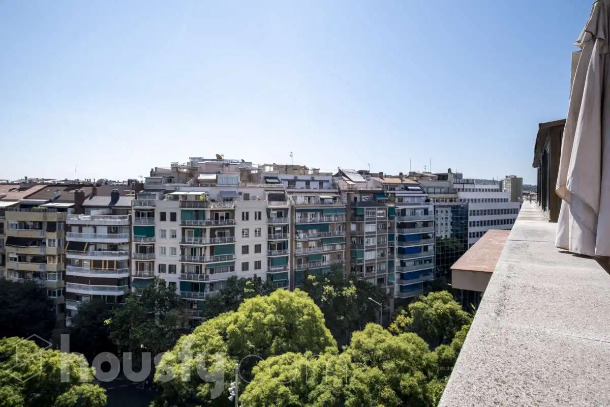 Vista exterior de Àtic en venda en Barcelona amb Aire condicionat i Terrassa