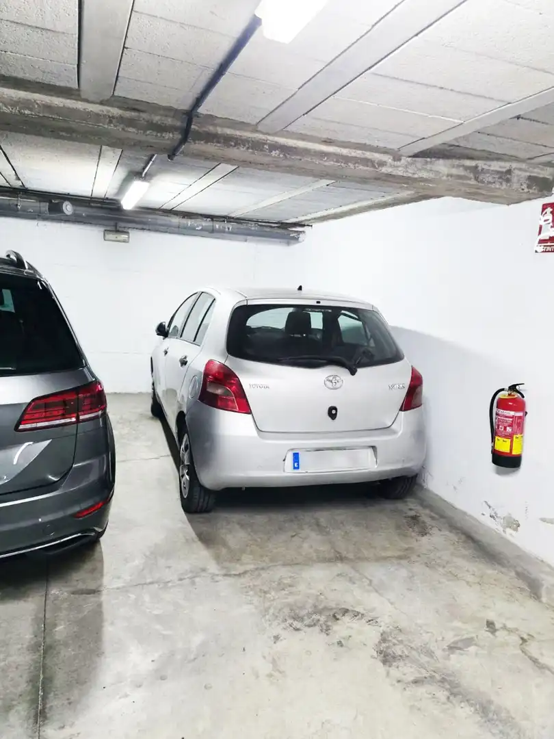 Parking de Piso de alquiler en Sevilla con Aire acondicionado, Calefacción y Trastero