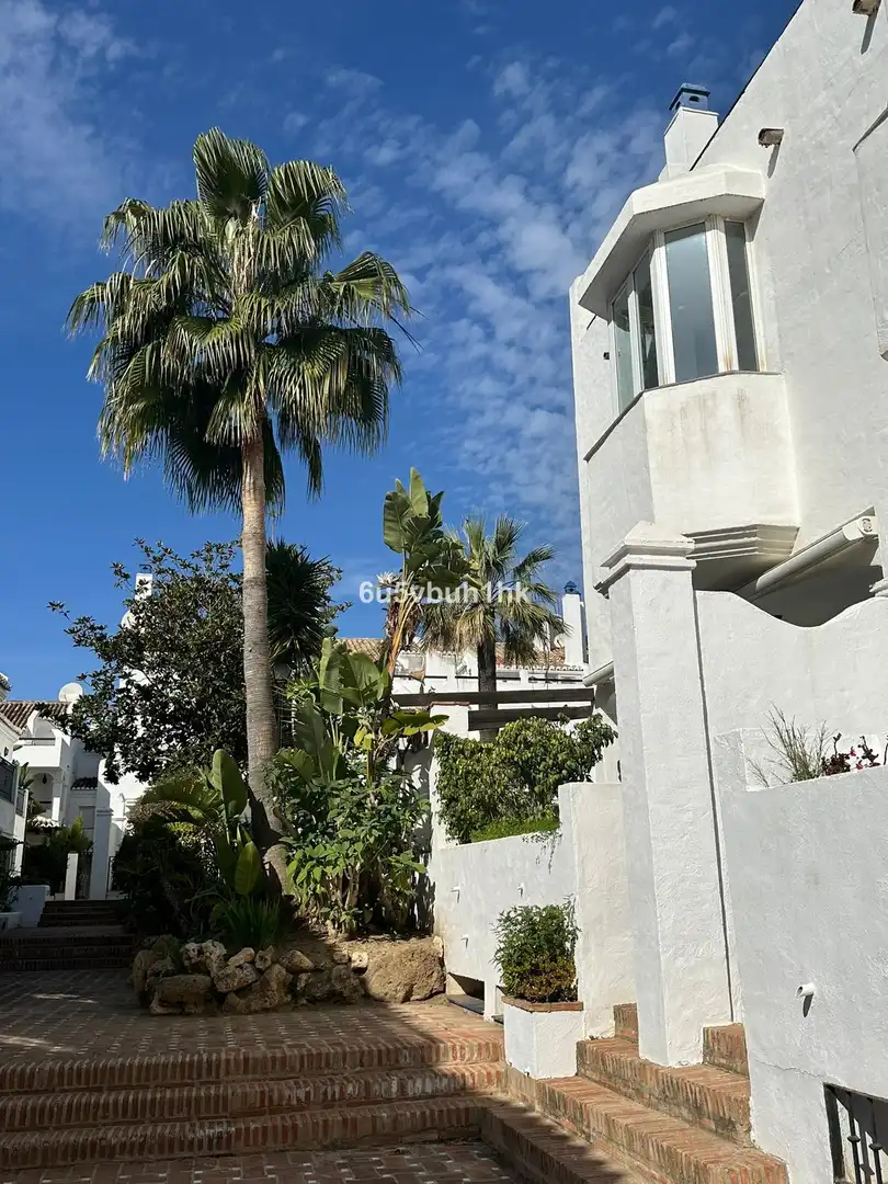 Vista exterior de Casa adosada de lloguer en Marbella amb Aire condicionat, Jardí privat i Piscina