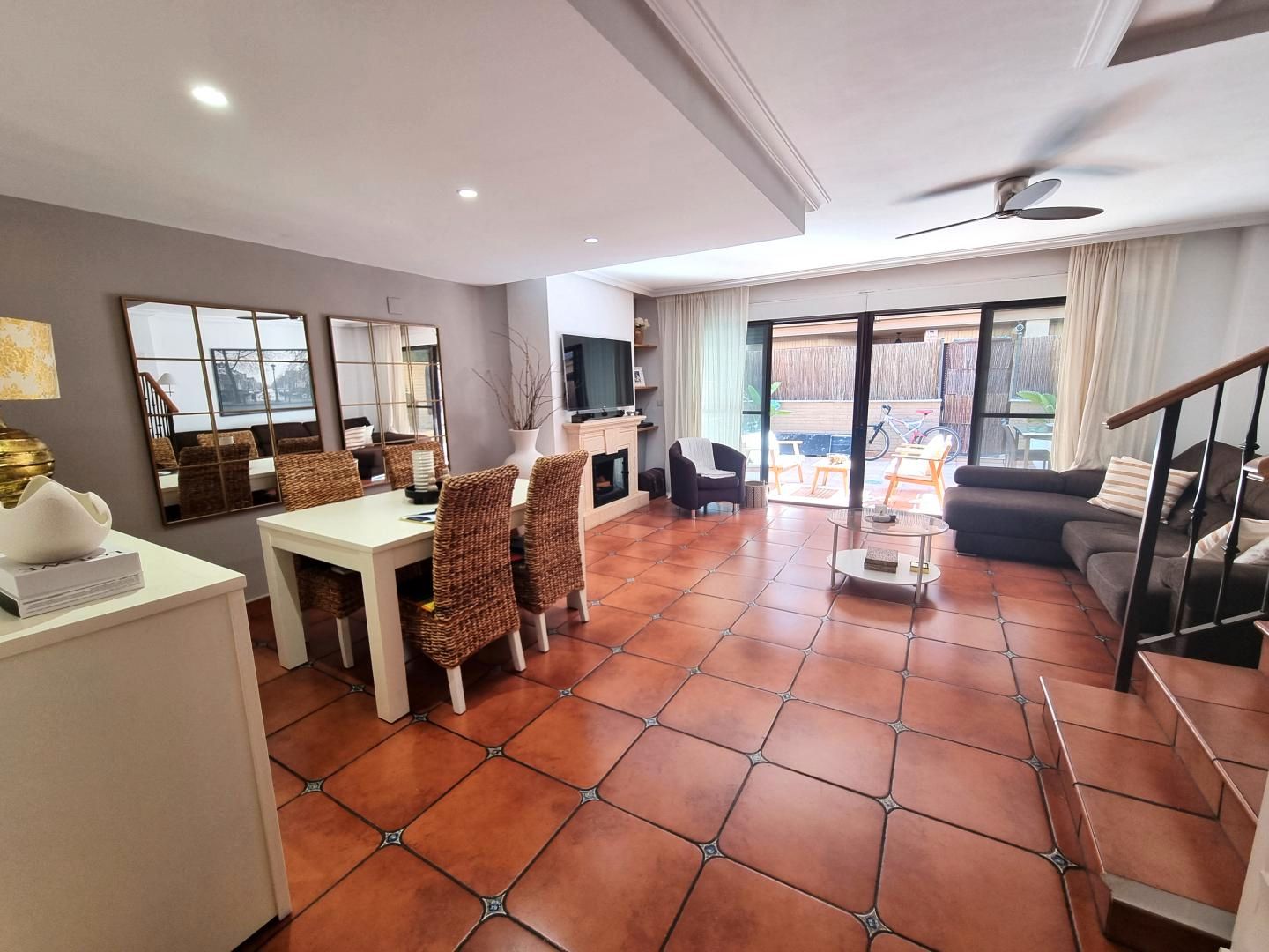 Sala d'estar de Casa adosada en venda en Sant Joan d'Alacant amb Aire condicionat, Calefacció i Jardí privat