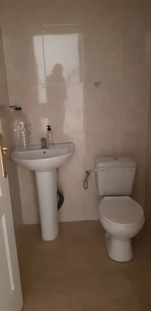 Baño de Nave industrial de alquiler en Manises con Calefacción y Alarma