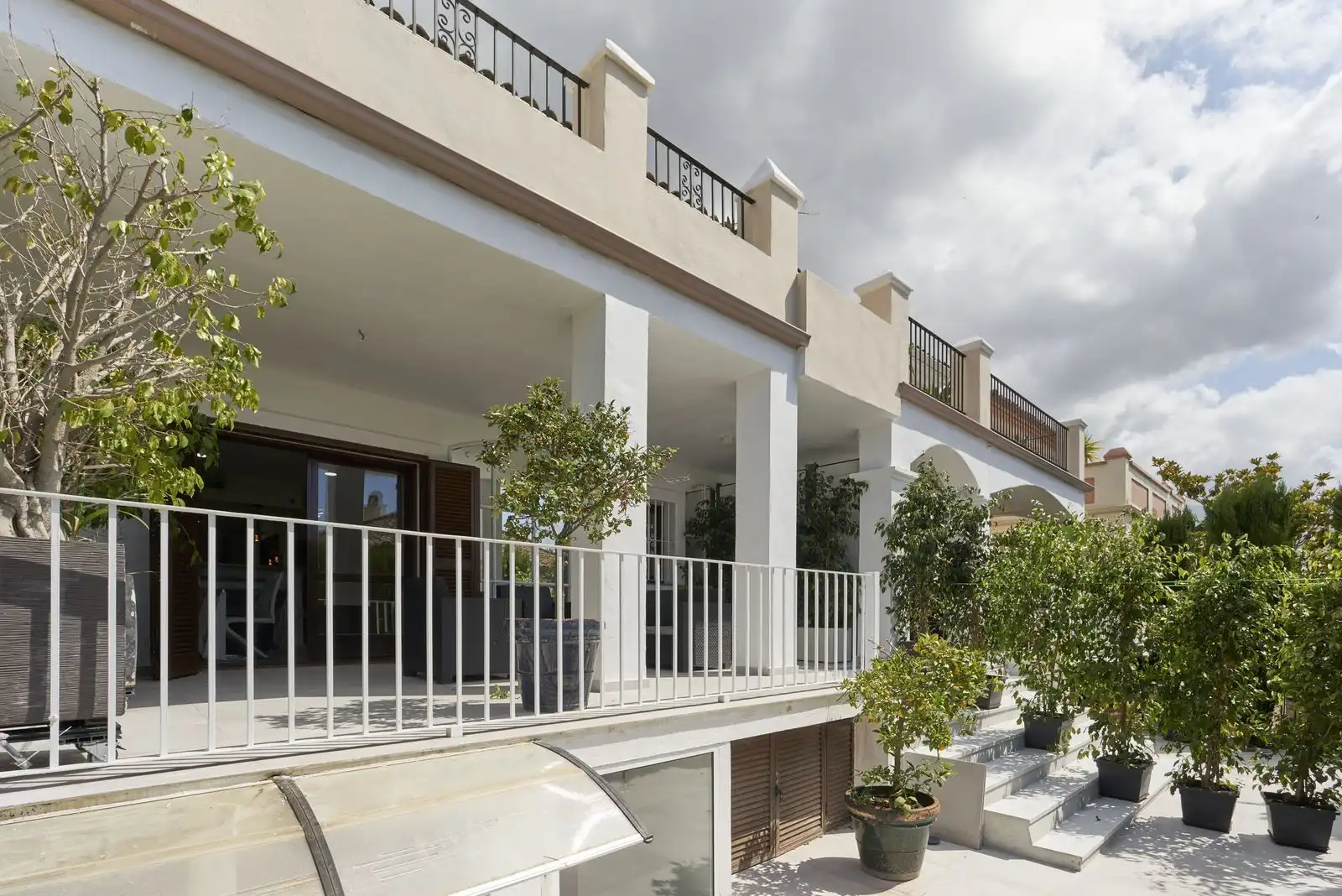 Vista exterior de Casa adosada en venda en Marbella amb Jardí privat, Moblat i Piscina comunitària