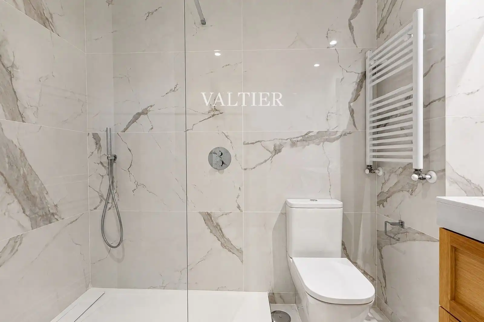 Bathroom of Flat for sale in Madrid  with Air Conditioner, Heating and Terrace