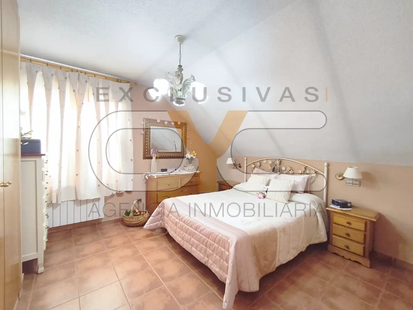 Habitación de Casa adosada en venta en Serranillos del Valle con Aire acondicionado, Calefacción y Jardín privado