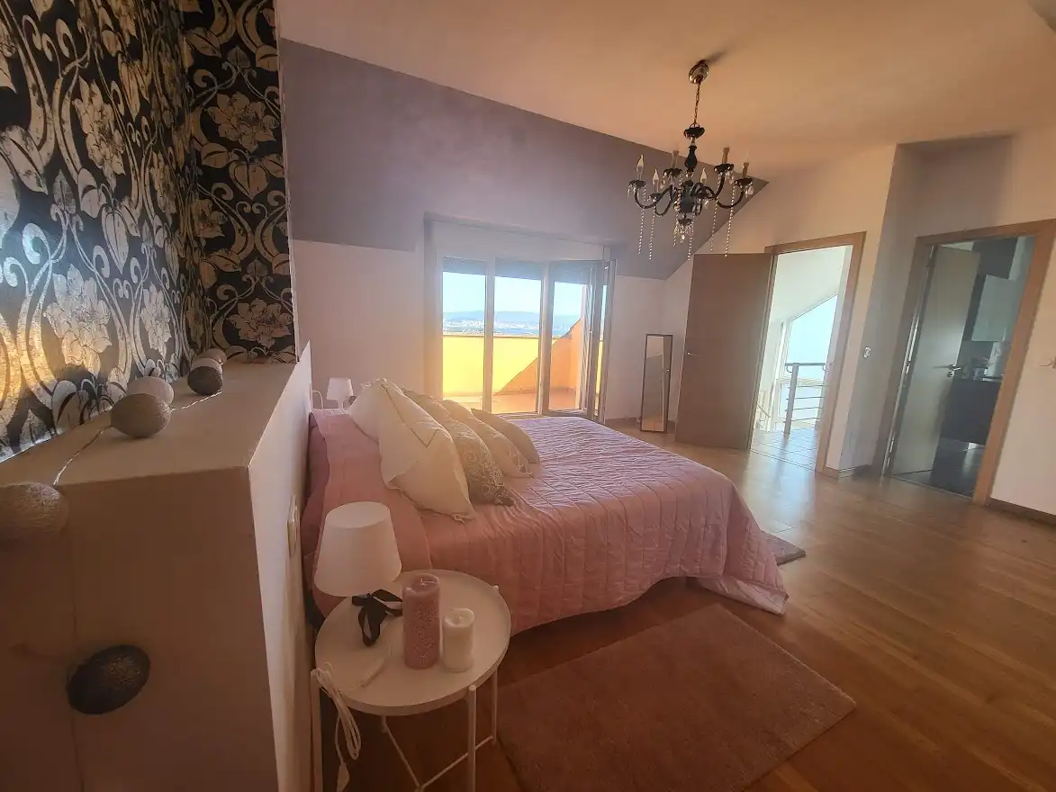 Dormitori de Casa adosada de lloguer en Cangas  amb Calefacció, Jardí privat i Parquet