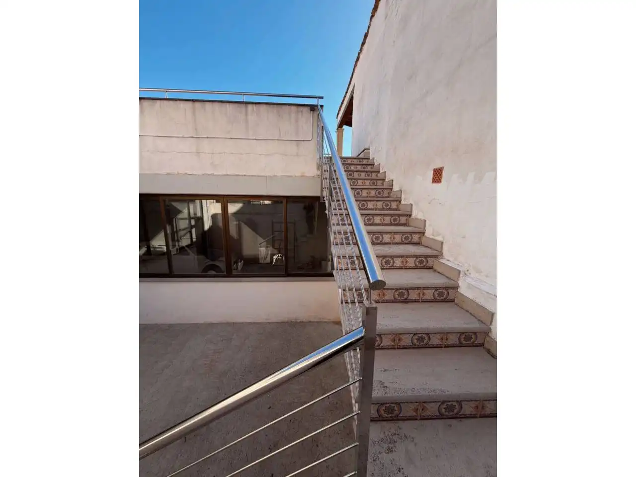 Außenansicht von Garage zum Verkauf in Petra