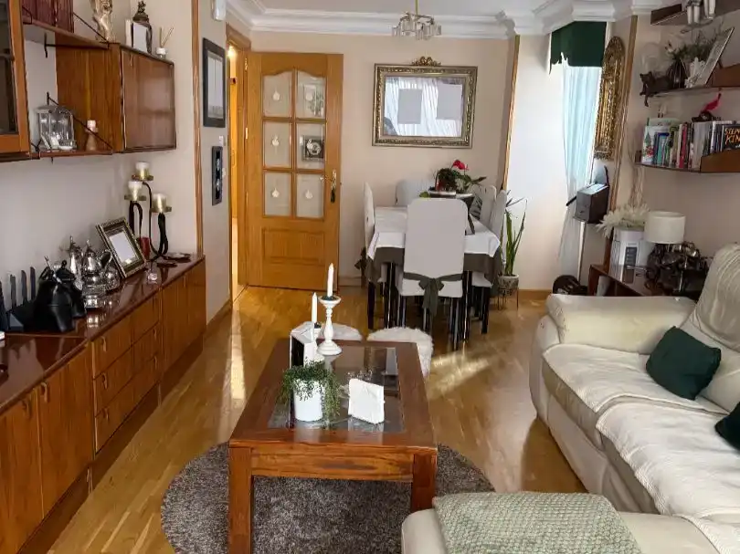 Sala d'estar de Casa adosada en venda en Miranda de Ebro amb Jardí privat, Parquet i Traster