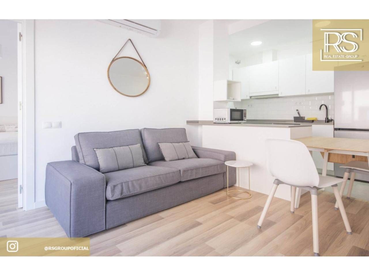 Sala d'estar de Pis de lloguer en  Barcelona Capital amb Parquet, Terrassa i Moblat