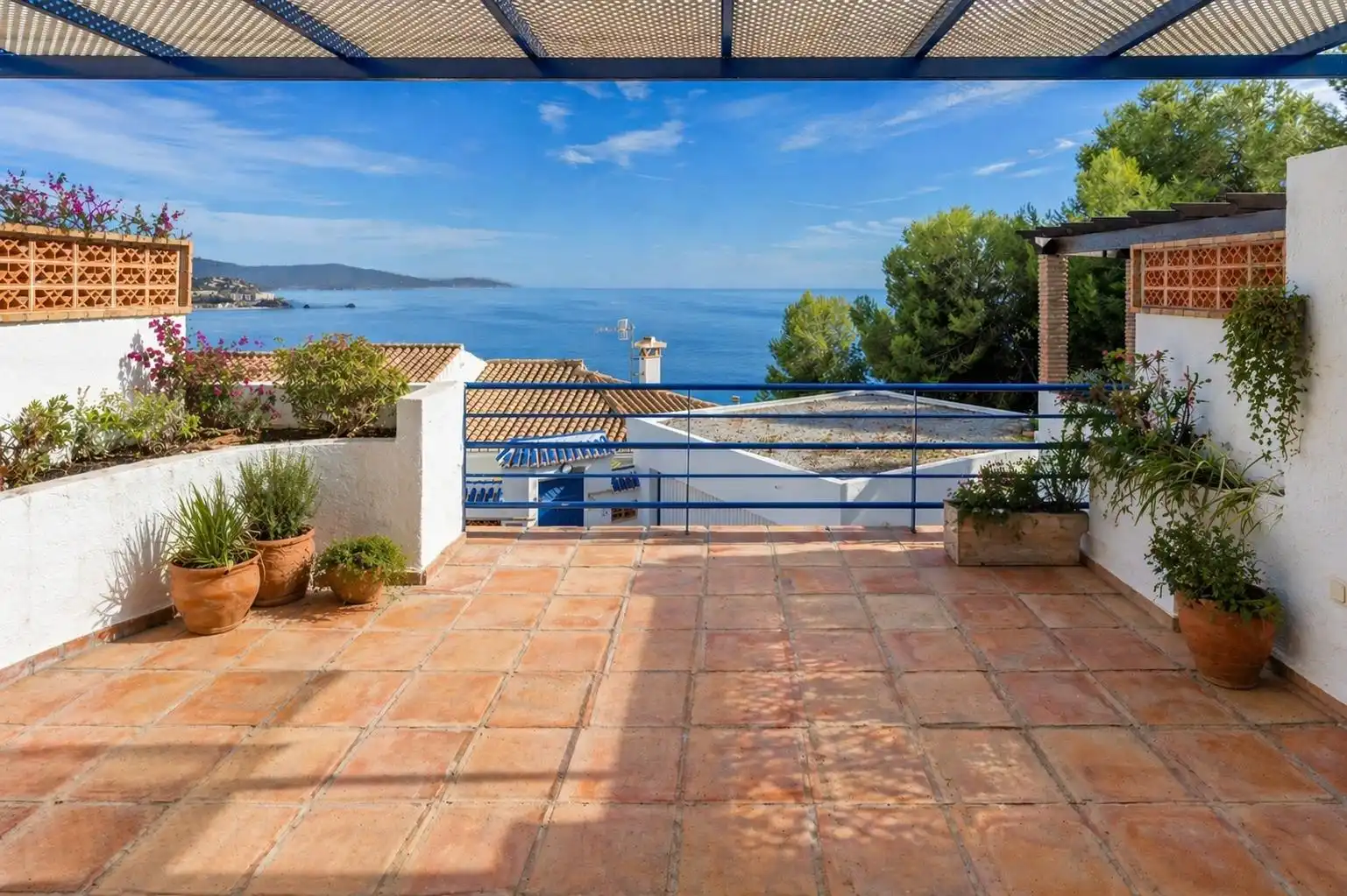 Terrasse von Einfamilien-Reihenhaus zum Verkauf in Almuñécar mit Terrasse, Balkon und Gemeinschaftspool