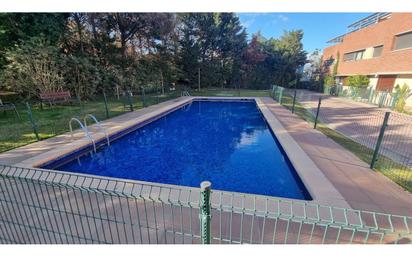 Piscina de Casa adosada en venda en Canovelles amb Aire condicionat, Calefacció i Jardí privat