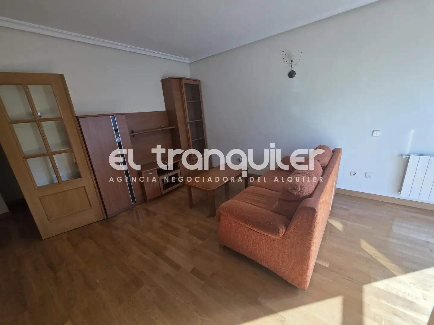 Living room of Flat for rent in Madrid  with Air Conditioner, Parquet flooring and Swimming Pool