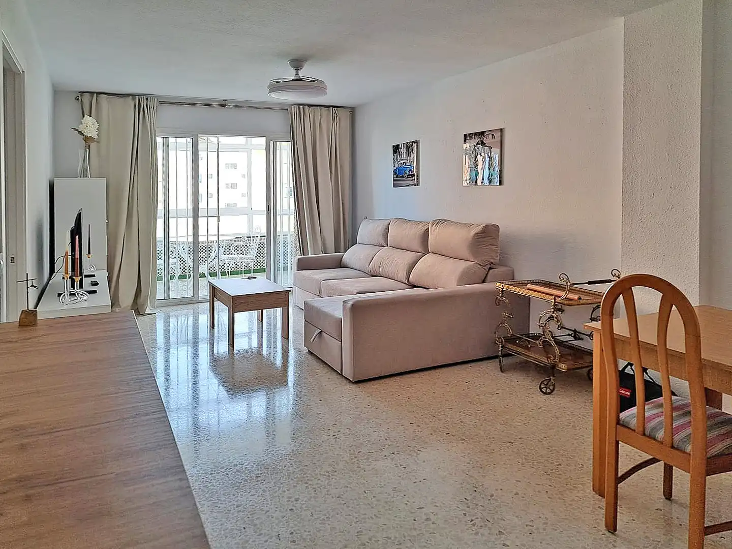 Sala d'estar de Pis de lloguer en Benalmádena amb Aire condicionat, Jardí privat i Terrassa