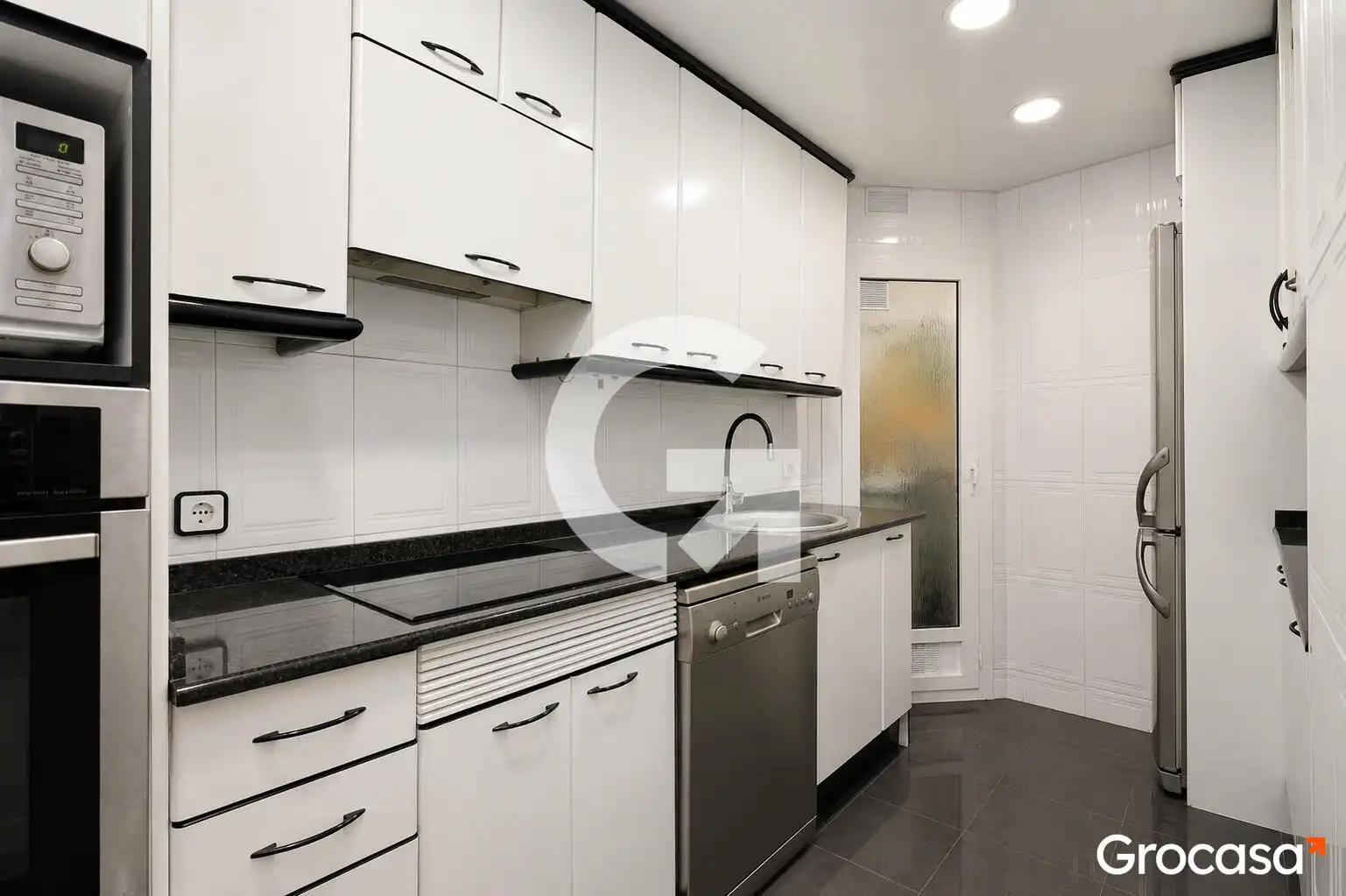 Kitchen of Flat for sale in L'Hospitalet de Llobregat  with Terrace and Oven
