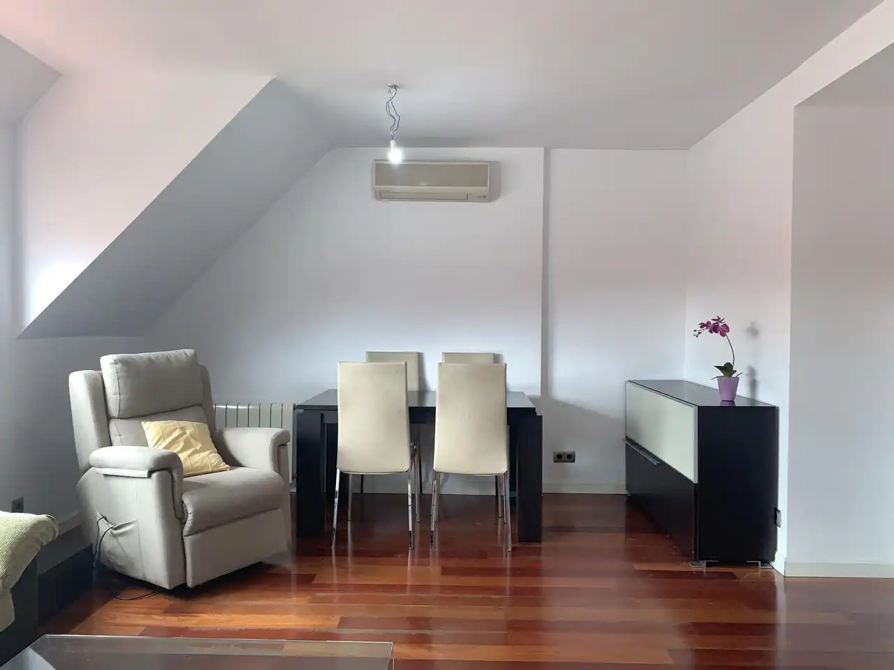 Esszimmer von Dachboden zur Miete in Madrid mit Klimaanlage, Heizung und Möbliert
