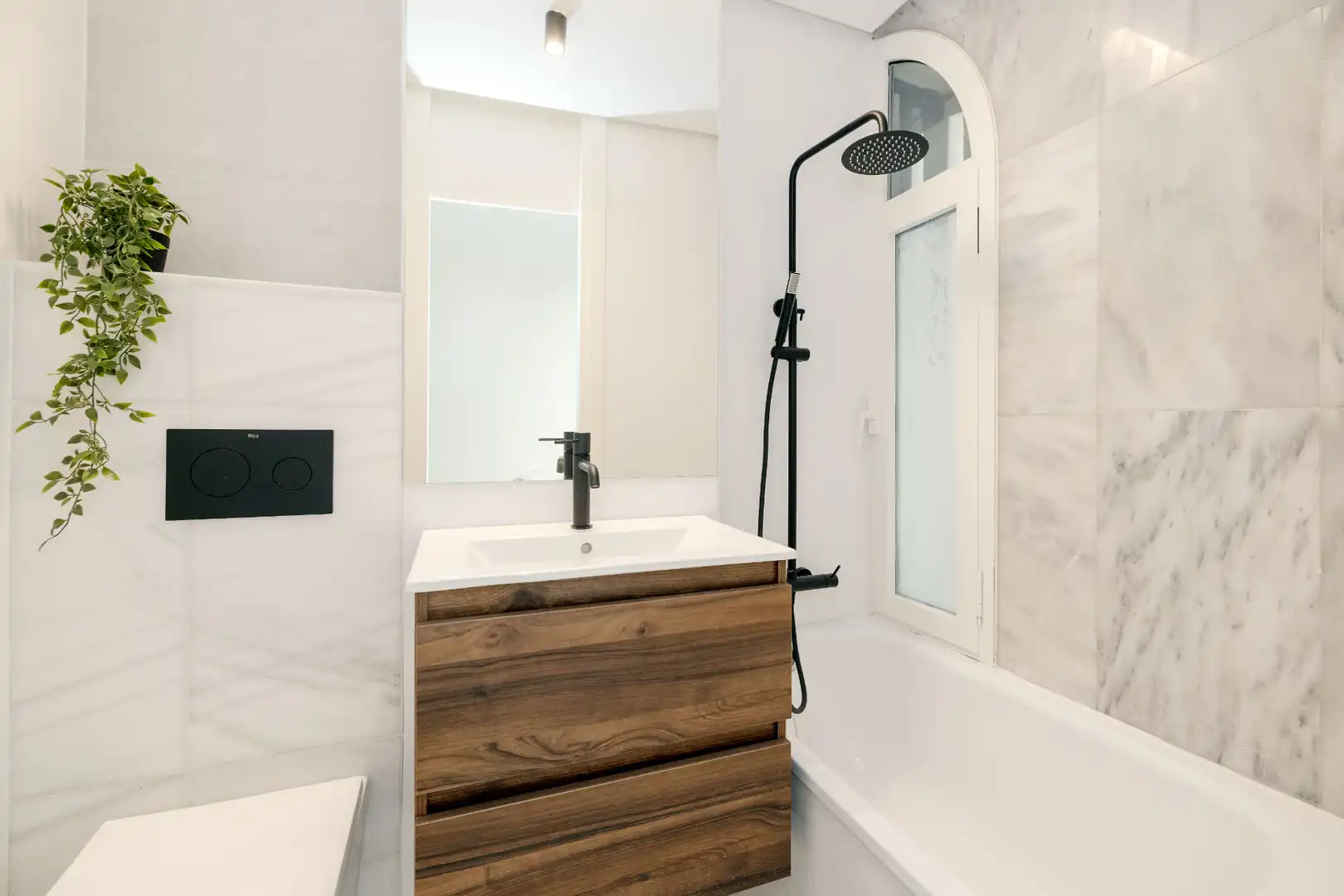 Badezimmer von Erdgeschoss zum Verkauf in Marbella mit Klimaanlage, Heizung und Terrasse