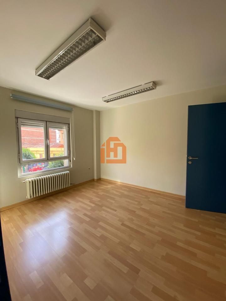 Oficina de alquiler en León Capital  con Calefacción