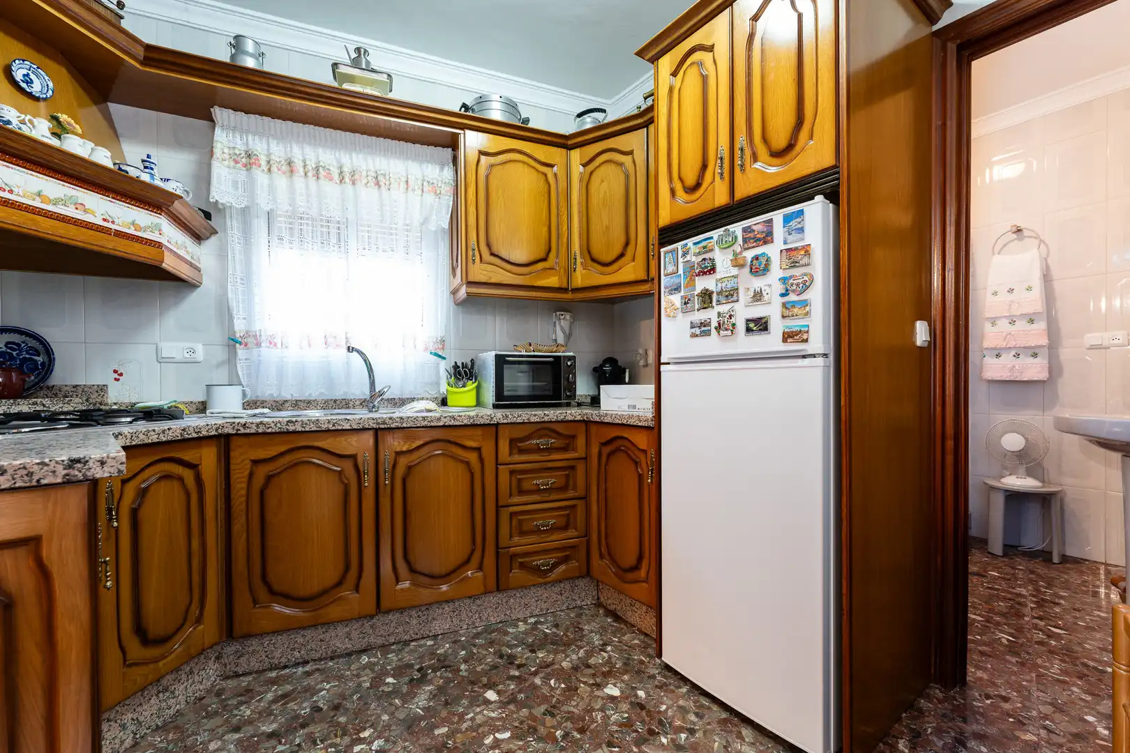 Küche von Einfamilien-Reihenhaus zum Verkauf in Sayalonga mit Terrasse und Balkon