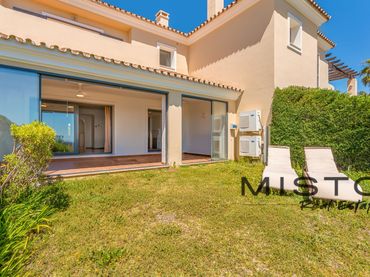 Casa a schiera con balcone in vendita a Calle Jardin del Golf