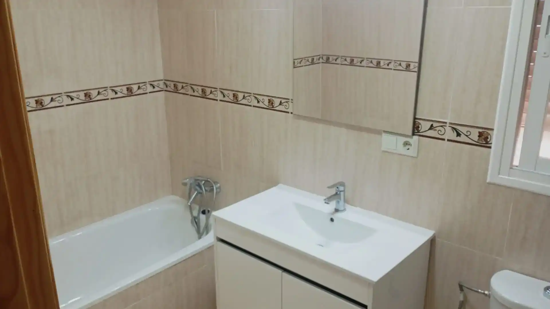 Badezimmer von Wohnung zur Miete in Las Gabias mit Klimaanlage und Schwimmbad