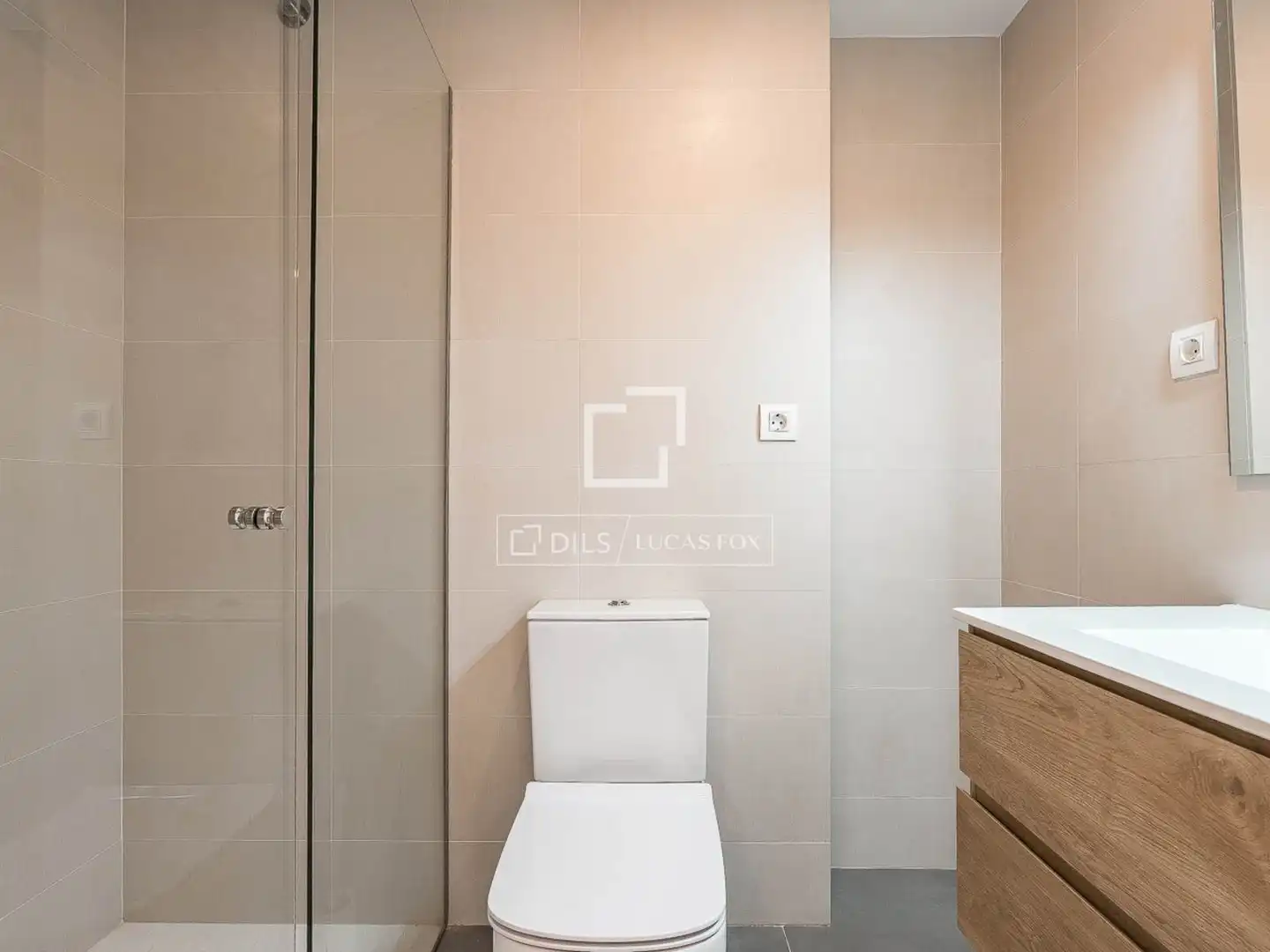 Badezimmer von Dachboden zum Verkauf in Barcelona mit Klimaanlage, Heizung und Schwimmbad