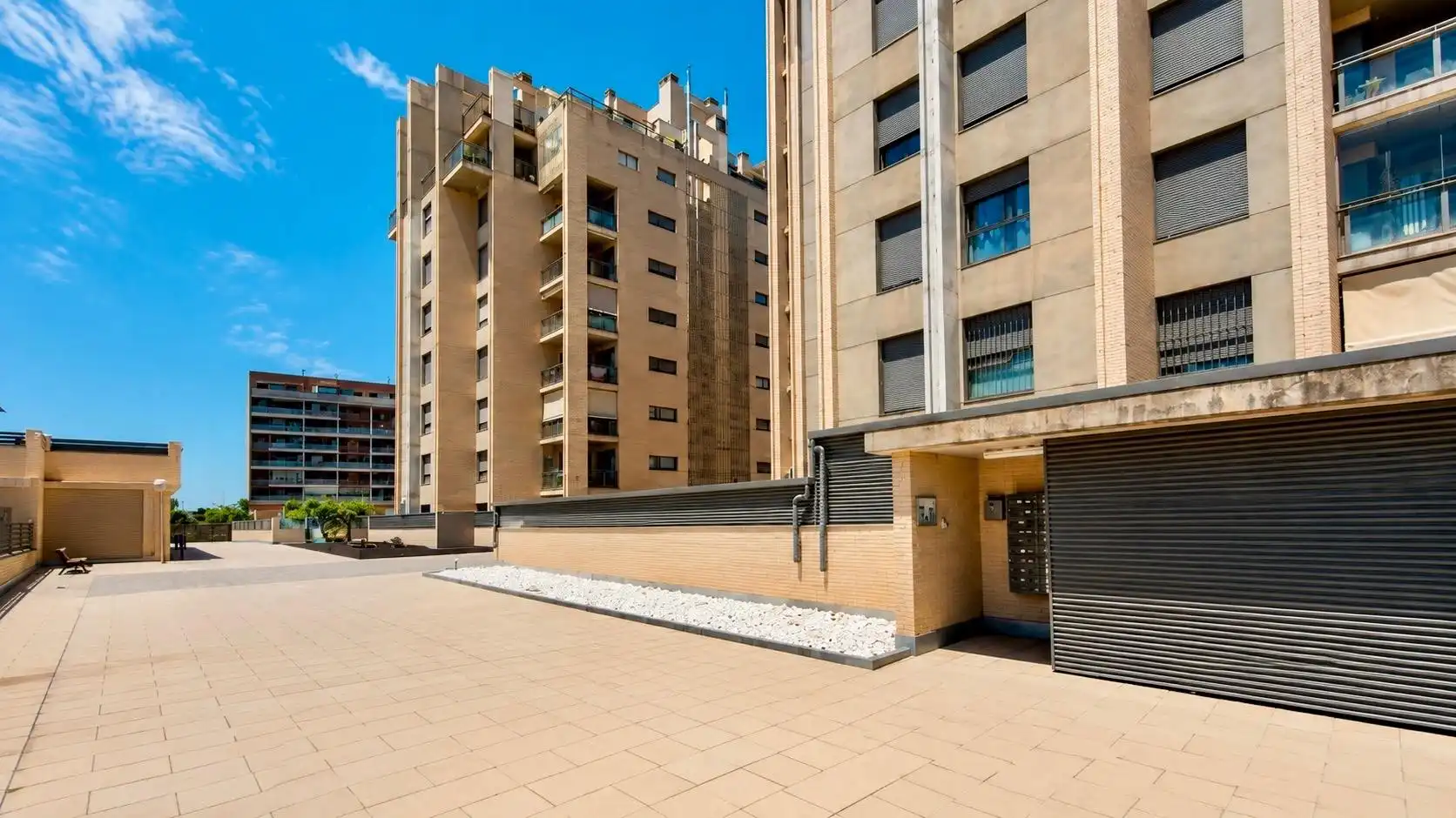 Vista exterior de Planta baja en venta en Paterna con Aire acondicionado, Calefacción y Jardín privado