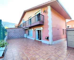 Vista exterior de Casa adosada en venda en Santa María de Cayón amb Calefacció, Jardí privat i Terrassa