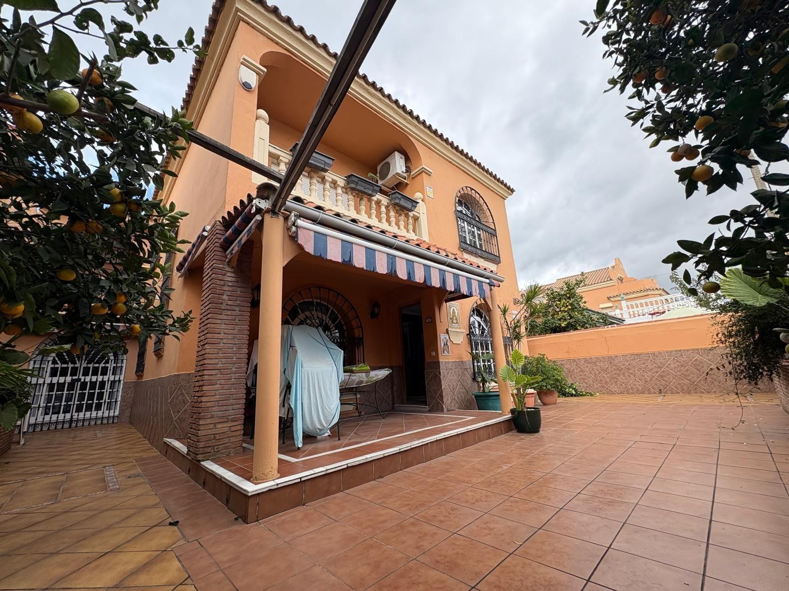 Vista exterior de Casa o xalet en venda en Algeciras amb Jardí privat i Terrassa