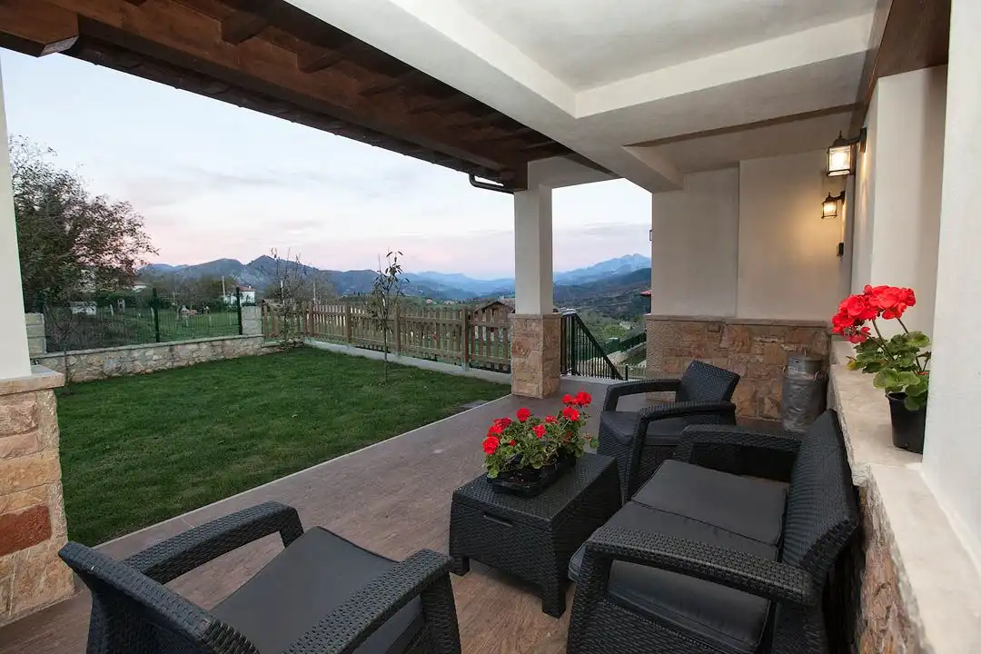Terraza de Casa o chalet en venta en Parres con Jardín privado, Trastero y Piscina