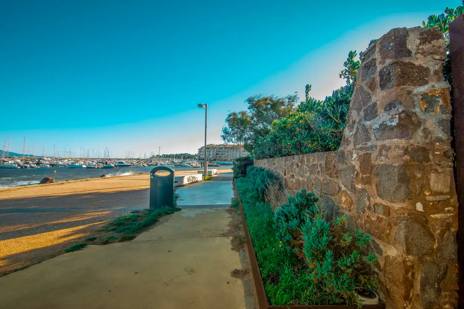 Parking de Casa o chalet en venta en L'Escala con Aire acondicionado, Calefacción y Jardín privado