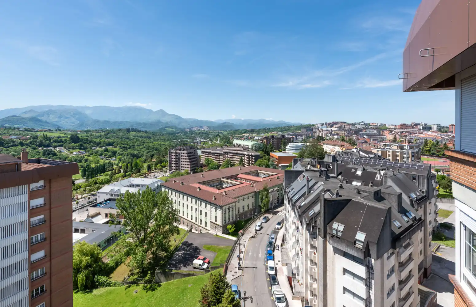 Vista exterior de Pis en venda en Oviedo  amb Calefacció, Parquet i Traster