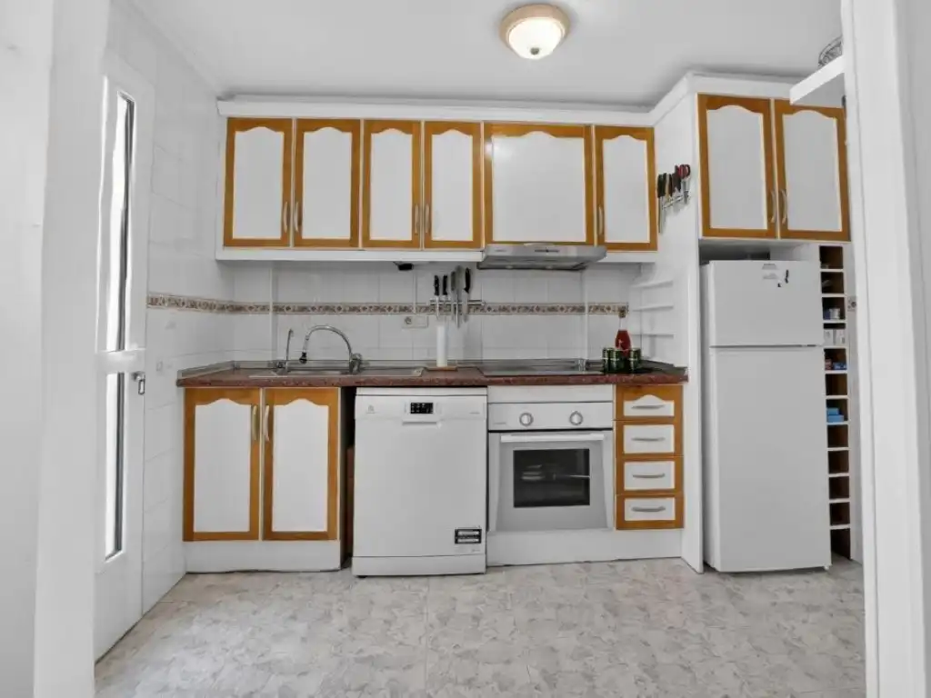 Küche von Einfamilien-Reihenhaus zum Verkauf in Torrevieja mit Klimaanlage, Privatgarten und Schwimmbad