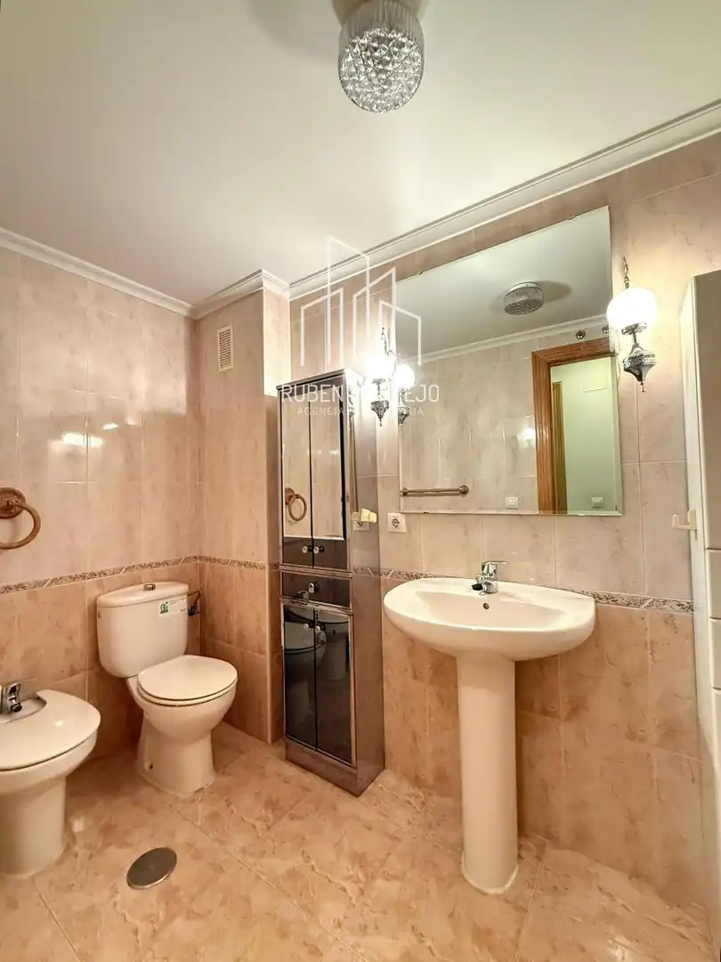 Bathroom of Flat for rent in Salamanca  with Heating, Terrace and Furnished