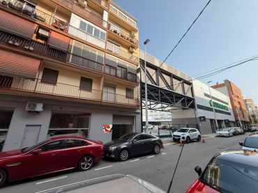 Local comercial de lloguer a Carrer Pintor Peris Aragó 38A