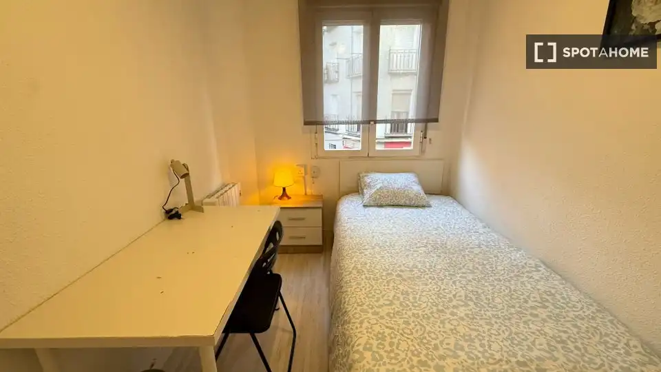 Bedroom of Flat for rent in Madrid  with Air Conditioner, Heating and Furnished