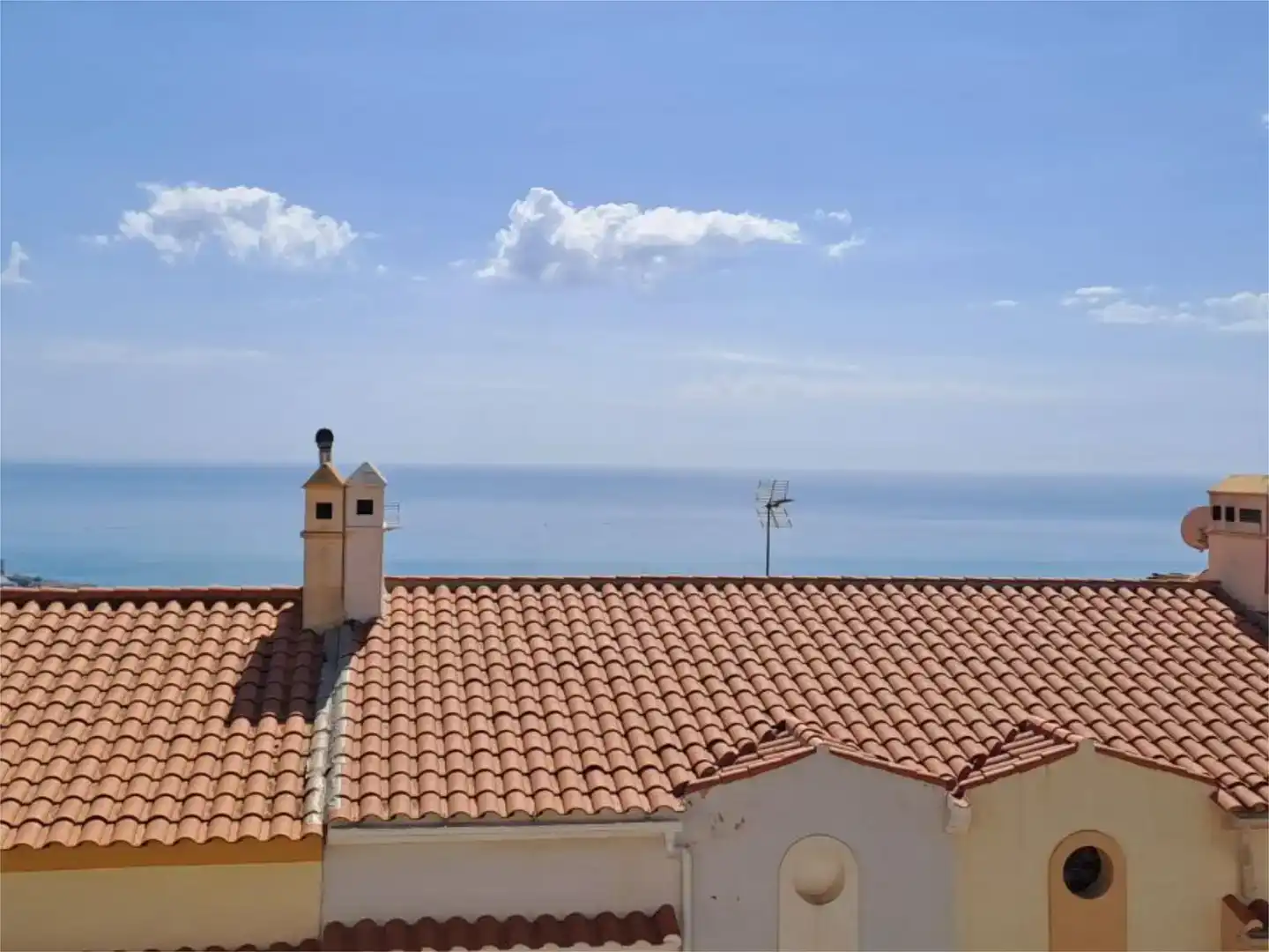 Vista exterior de Casa o xalet en venda en Benalmádena amb Aire condicionat i Balcó