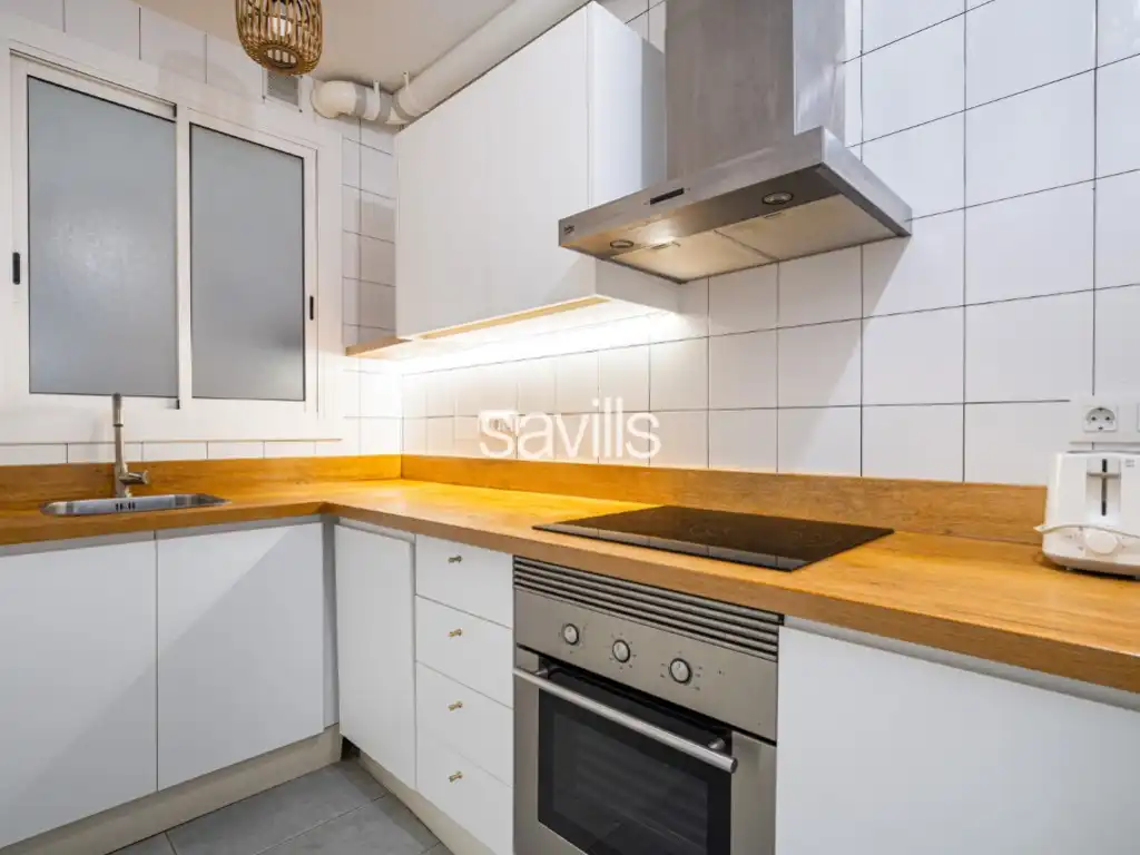 Cuina de Apartament en venda en Barcelona amb Aire condicionat, Moblat i Forn