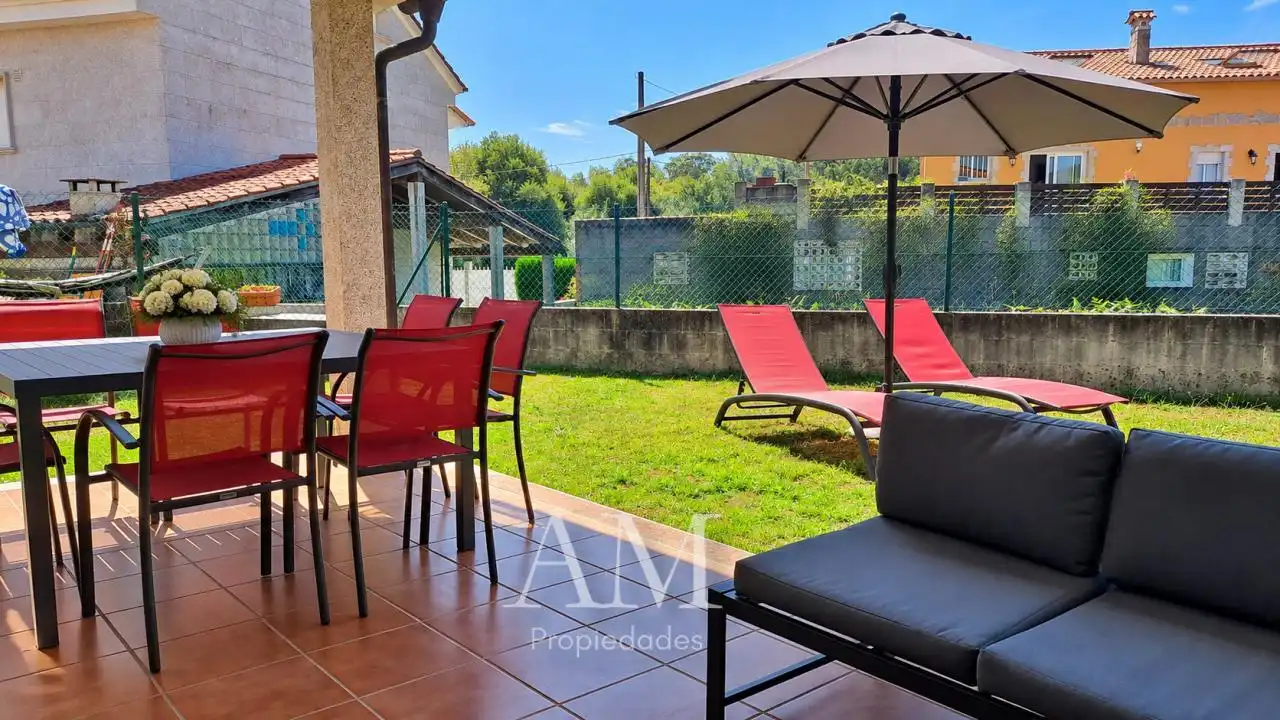 Terrassa de Casa adosada en venda en Cangas  amb Calefacció, Jardí privat i Terrassa