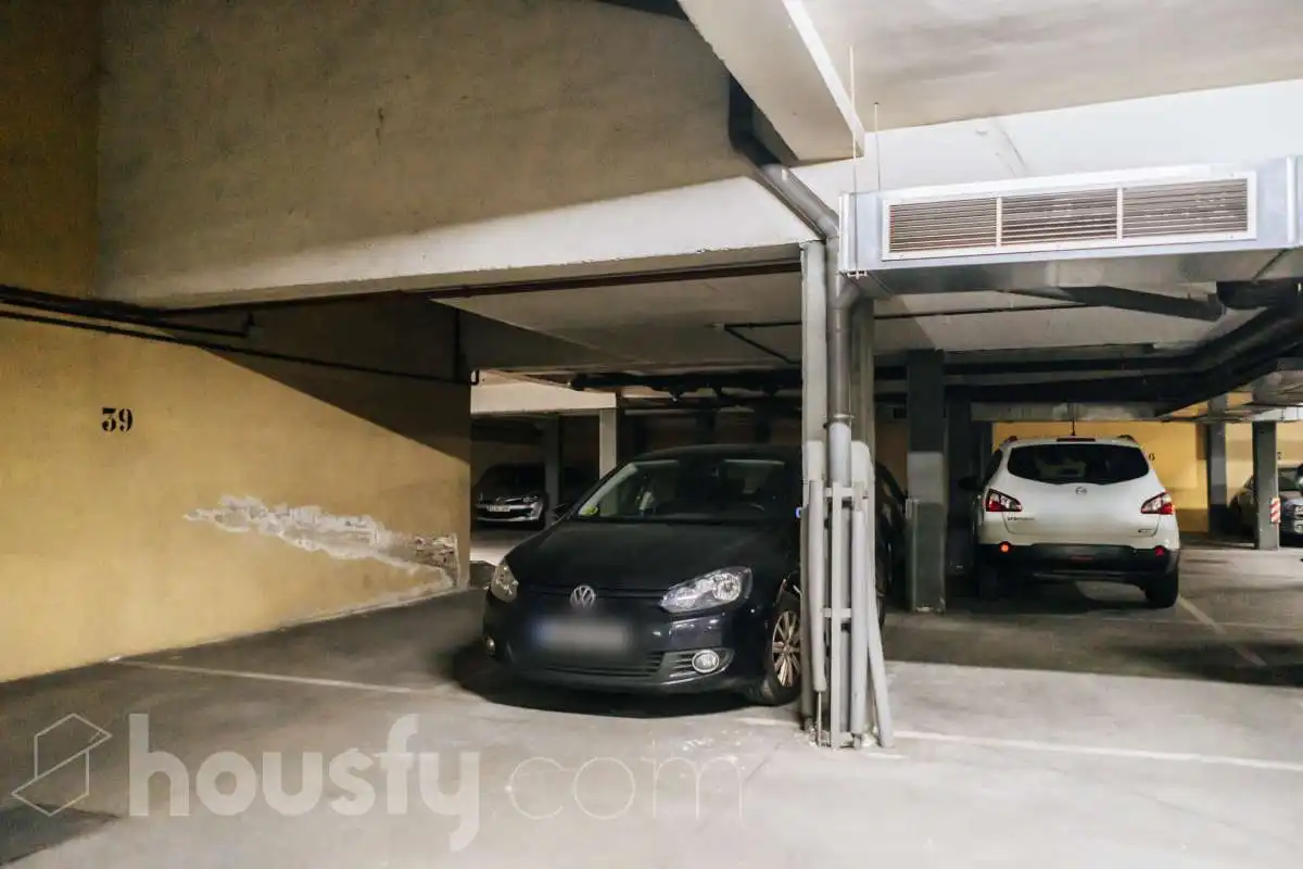 Parking of Flat for rent in Madrid  with Air Conditioner, Heating and Parquet flooring