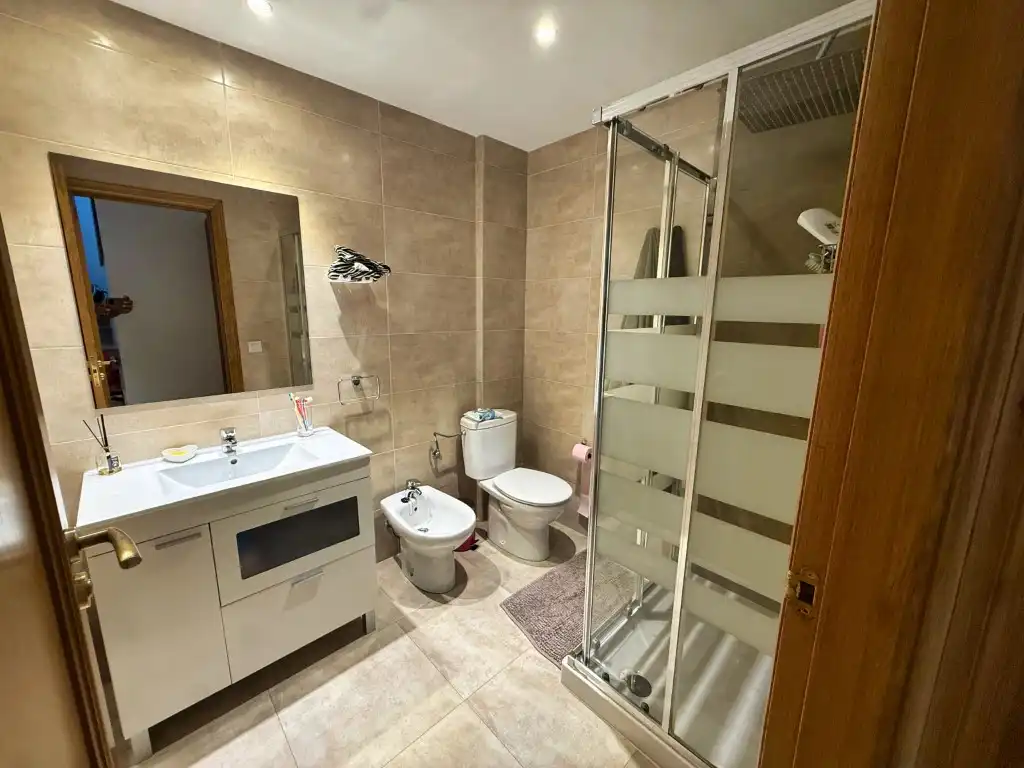 Badezimmer von Einfamilien-Reihenhaus zum Verkauf in  Palma de Mallorca mit Klimaanlage, Terrasse und Möbliert