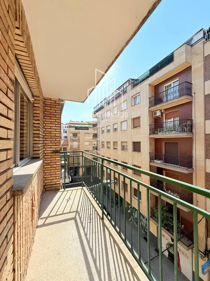 Vista exterior de Piso de alquiler en Salamanca con Calefacción, Terraza y Horno