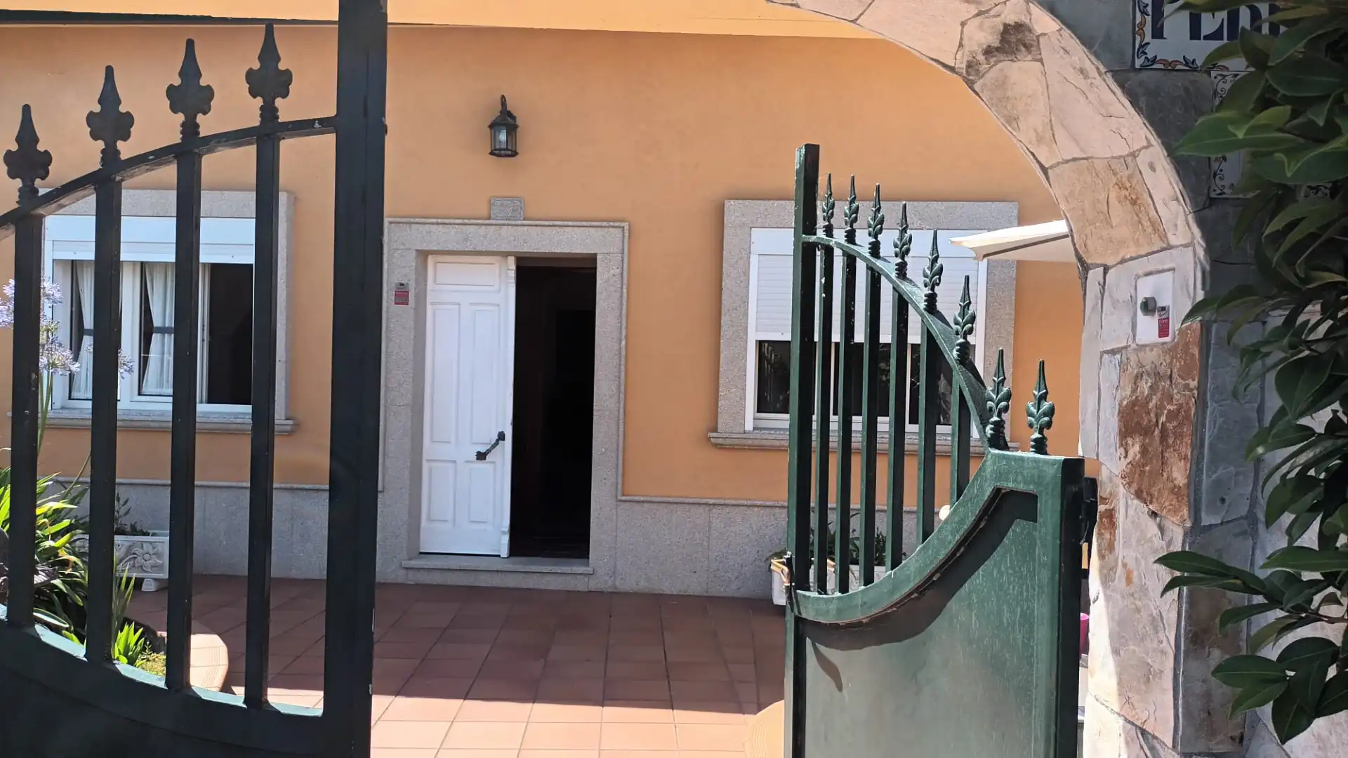 Vista exterior de Casa o xalet en venda en Muros amb Jardí privat, Piscina i Moblat