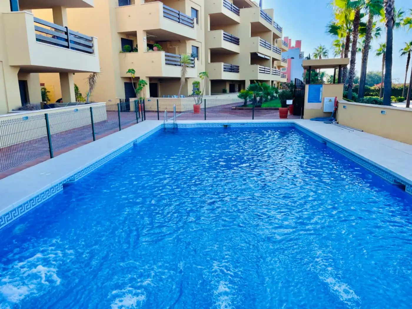 Schwimmbecken von Wohnung zur Miete in Sotogrande mit Klimaanlage, Terrasse und Möbliert